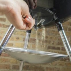 Weber Holzkohle-Kugelgrill Classic Kettle Ø 47 Cm Schwarz -Grill und Flamme 1523778 AB04