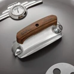 Weber Holzkohlegrill 70th Anniversary Edition Kettle Metallic Grey Ø 57 Cm -Grill und Flamme 699490 3994 07