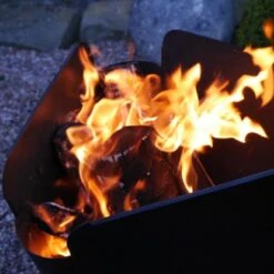 VASNER Merive M2 Feuerkorb Mittelhoch Abgerundet Schwarz -Grill und Flamme sign garten terrasse mood7